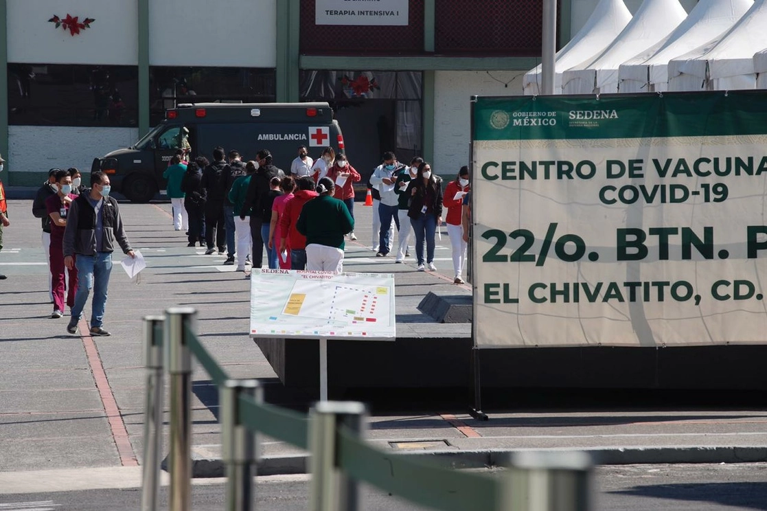 Desde el fin de semana pasado en las instalaciones de la Semar y la Sedena  se aplica la vacuna contra COvid-19 a personal médico. Foto Cristina Rodríguez