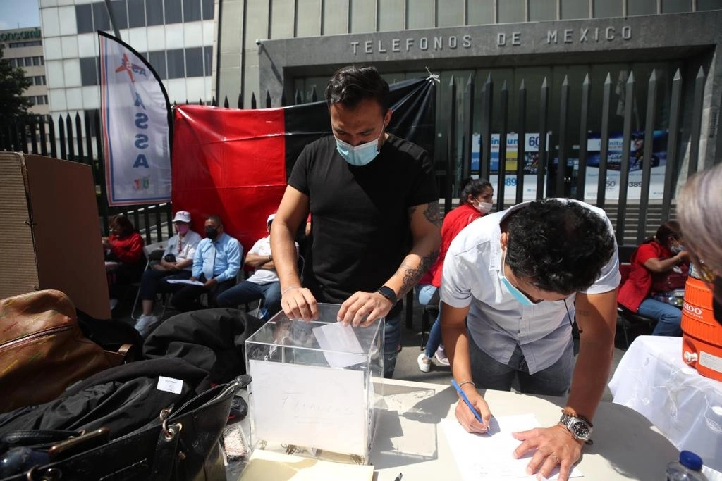 Trabajadores de Telmex realizan una votación para aceptar o rechazar la propuesta de la empresa  sobre el CCT y para decidir si continúan o levantan el movimiento de huelga, en la alcaldía Cuauhtémoc, Ciudad de México, el 22 de julio de 2022. Foto José Antonio López