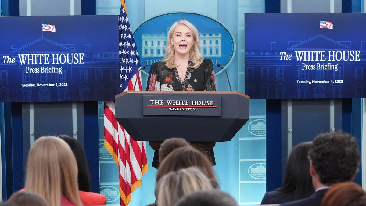 La secretaria de prensa de la Casa Blanca, Karoline Leavitt, habla con los periodistas en la sala de prensa James Brady de la Casa Blanca, el martes 4 de noviembre de 2025, en Washington.