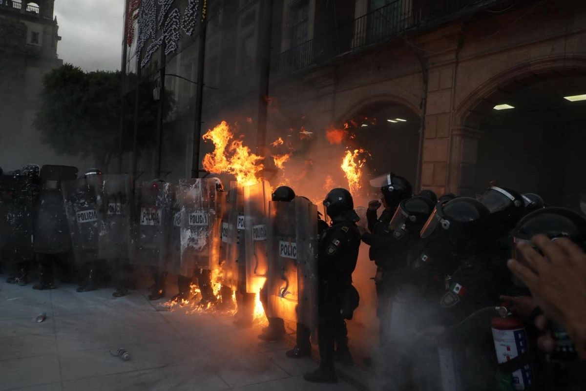 Durante los ataques de encapuchados contra elementos de seguridad que resguardaban el Zócalo en el marco de la marcha conmemorativa del 2 de octubre. 