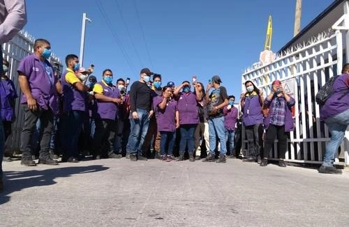 Trabajadores de la maquiladora Regal Beloit, ubicada en el Parque Industrial Río Bravo, en Ciudad Juárez, se manifestaron el miércoles para exigir que la empresa detenga operaciones y evitar más contagios por coronavirus, luego de que uno de sus compañeros falleció por Covid-19. Foto cortesía Leticia Villarreal