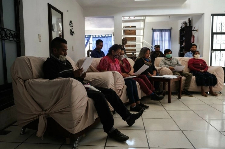 Familiares de Cristóbal Sántiz Jiménez y representantes de los 115 comuneros de Magdalena Aldama, durante una conferencia de prensa, ofrecida a inicios de agosto, para informar sobre los ataques con armas de fuego a sus comunidades. Foto Cuartoscuro
