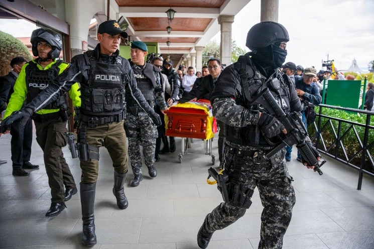 Un despliegue de fuerzas de seguridad se destinó a proteger en Quito al cortejo fúnebre del político asesinado el miércoles en un ataque a tiros. Foto Ap