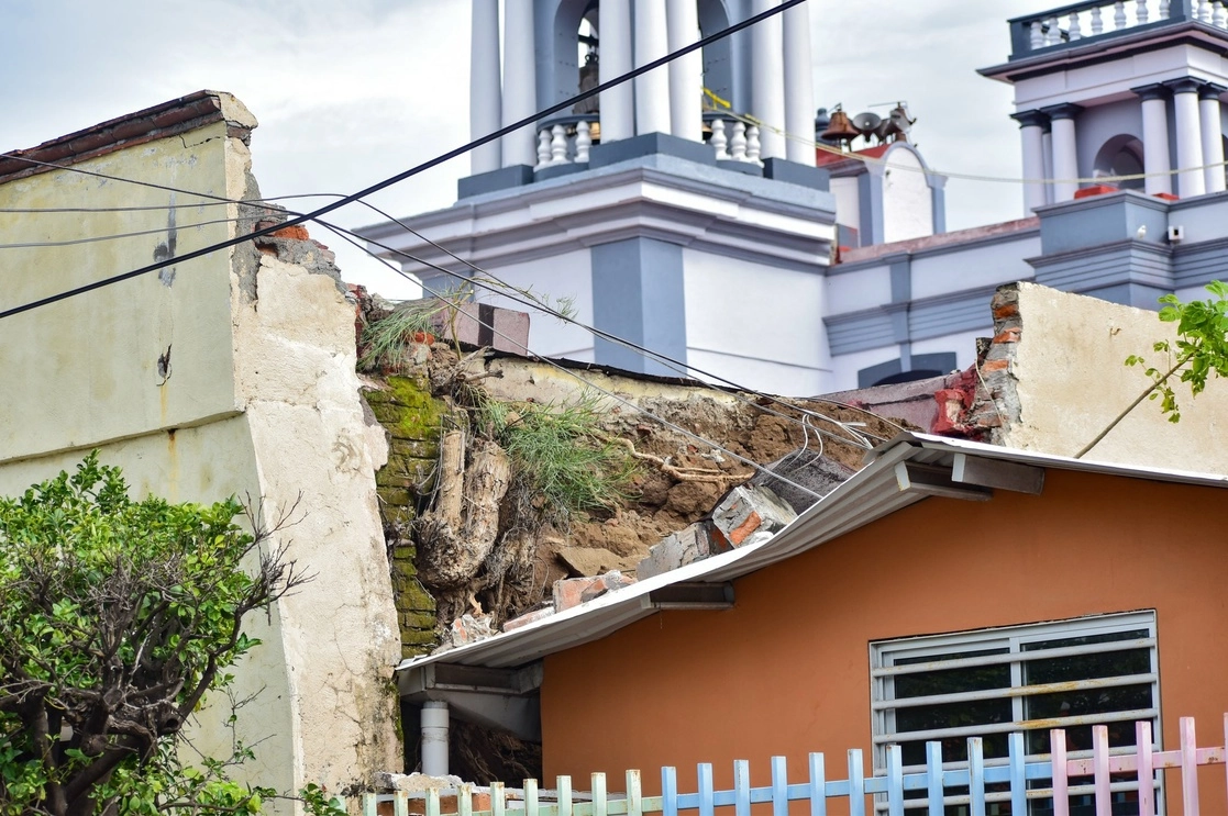 La gobernadora de Colima, Indira Vizcaíno, realiza un recorrido por los municipios más afectados como Colima, Villa de Álvarez, Tecomán y Manzanillo. Foto cortesía del Gobierno de Colima