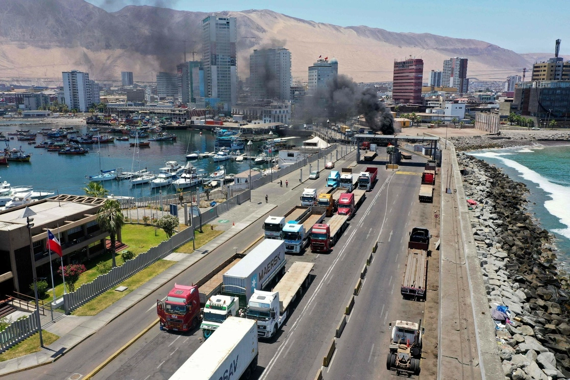 Por tercer día consecutivo, camioneros bloquean varias rutas de Chile en protesta por la muerte de uno de sus compañeros. Foto Afp