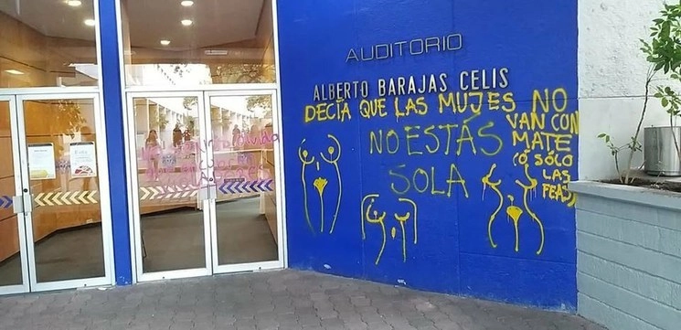 Las instalaciones de la Facultad de Ciencias con mensajes en contra de la violencia de género. Foto Arturo Sánchez Jiménez /Archivo