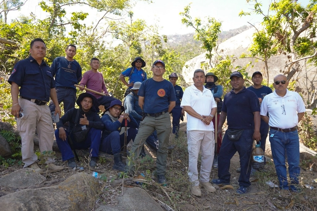 Integrantes de Protección Civil, y bomberos trabajan para sofocar los incendios en zonas de Acapulco, Guerrero, el 5 de marzo de 2024. Foto tomada de X @AbelinaLopezR