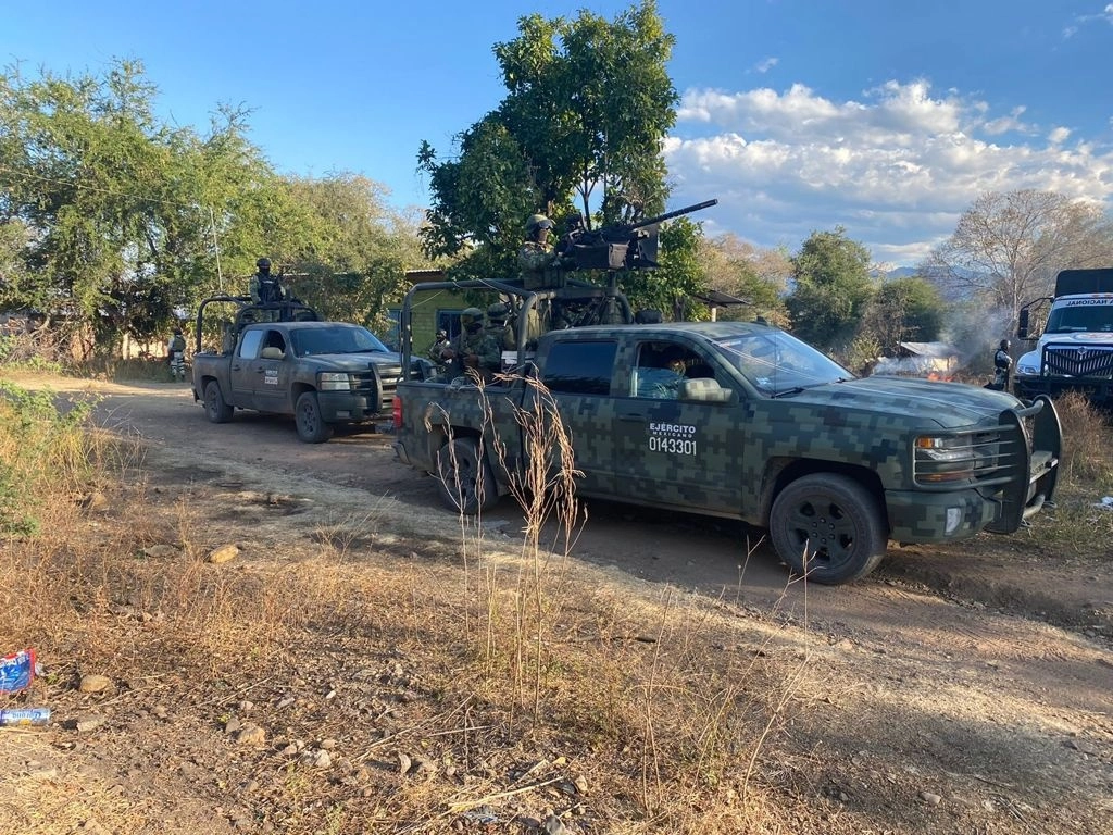 La Secretaría de la Defensa Nacional (Sedena) dio a conocer que con la “presencia del personal militar, de la Guardia Nacional y de las autoridades estatales en las poblaciones de referencia, se continúan creando las condiciones para el fortalecimiento del estado de derecho, la transitabilidad, la paz social y el desarrollo de las actividades cotidianas en la región, incluyendo su reactivación económica”. Foto cortesía Sedena 