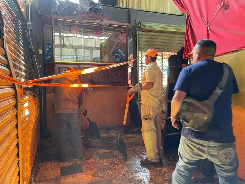 La alcaldía de Iztapalapa realiza peritajes tras el incendio en el Mercado La Purísima. Foto @Alc_Iztapalapa