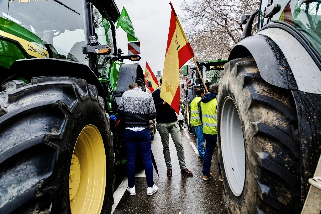 Tractores y agricultores se concentran en las inmediaciones del Ministerio de Agricultura durante una protesta de agricultores y ganaderos en Madrid (España). Foto Europa Press