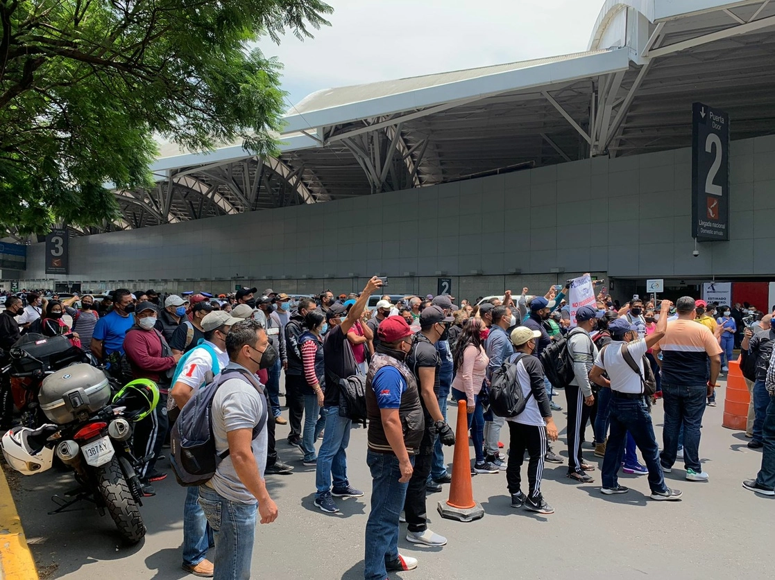 Bloque de expolicías federales en el acceso a la Terminal 1 del AICM el pasado 18 de agosto. Foto Alfredo Domínguez