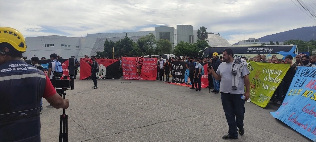Mitin de integrantes de la FECSM frente a la Fiscalía General de Iguala Guerrero el 10 de diciembre de 2023. Foto tomada de www.facebook.com/Mactumactza?locale=es_LA