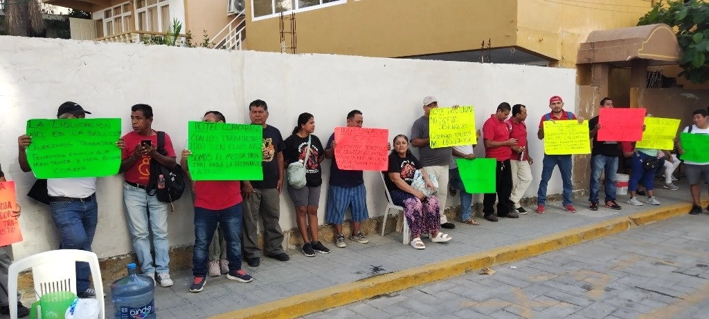 Trabajadores despedidos del hotel Gamma Copacabana Acapulco reclamaron la reinstalación a sus labores. Foto Héctor Briseño