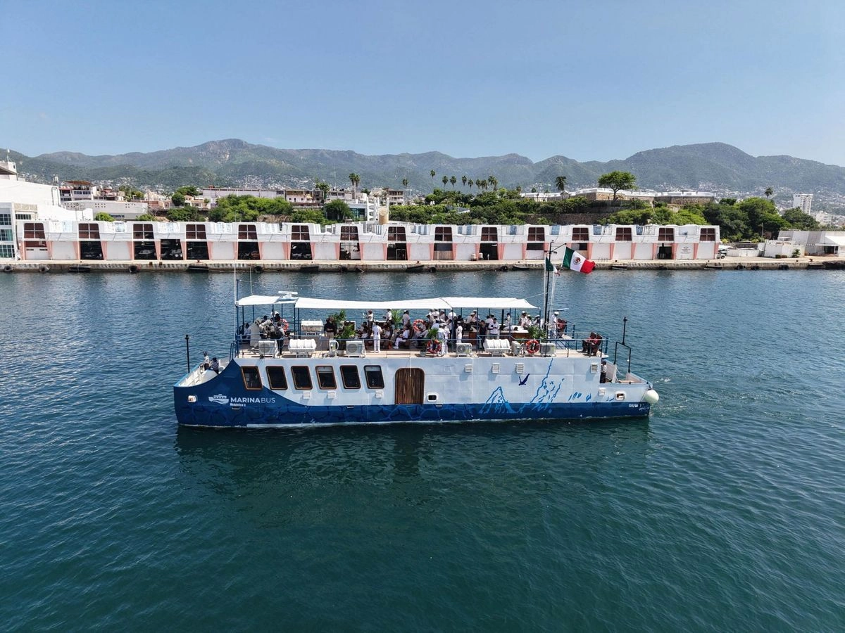 Prestadores de servicios de diversas playas de Acapulco arribaron al Jardín del Puerto para rechazar una vez más por la puesta en marcha del transporte Marinabús, operado por la Semar. Foto 