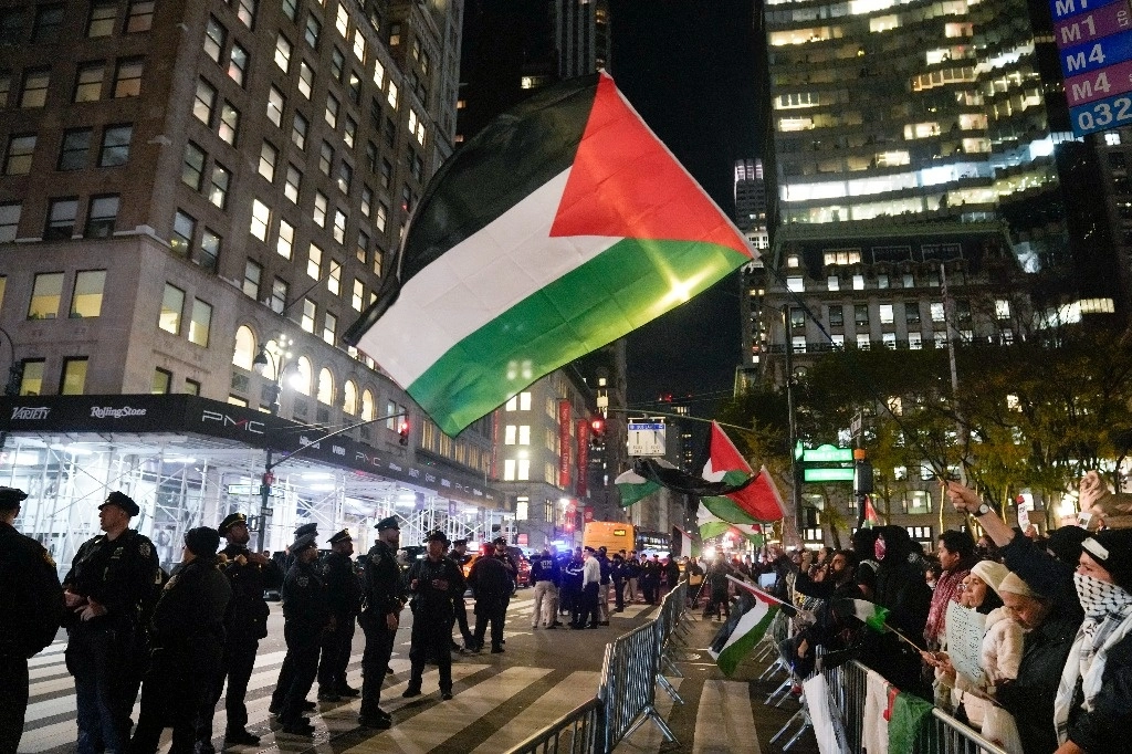Policías vigilan a los manifestantes que apoyan a Gaza y piden un alto el fuego frente a la Biblioteca Pública de Nueva York el jueves 9 de noviembre de 2023. Foto Ap