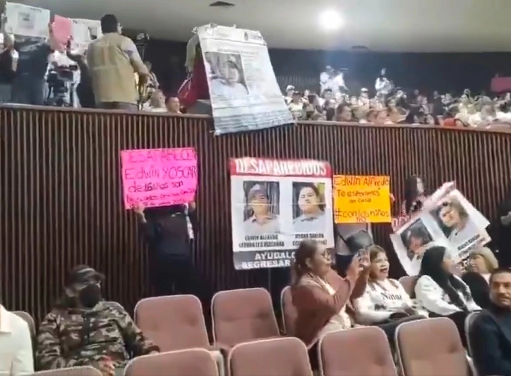Habitantes de Culiacán se manifestaron en el Congreso de Sinaloa exigiendo la renuncia del gobernador Rubén Rocha Moya. Foto Captura del video difundido en redes