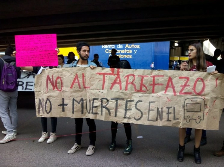 Jóvenes que participaron en la protesta en Tlalnepantla, Estado de México. Foto Mario Núñez López