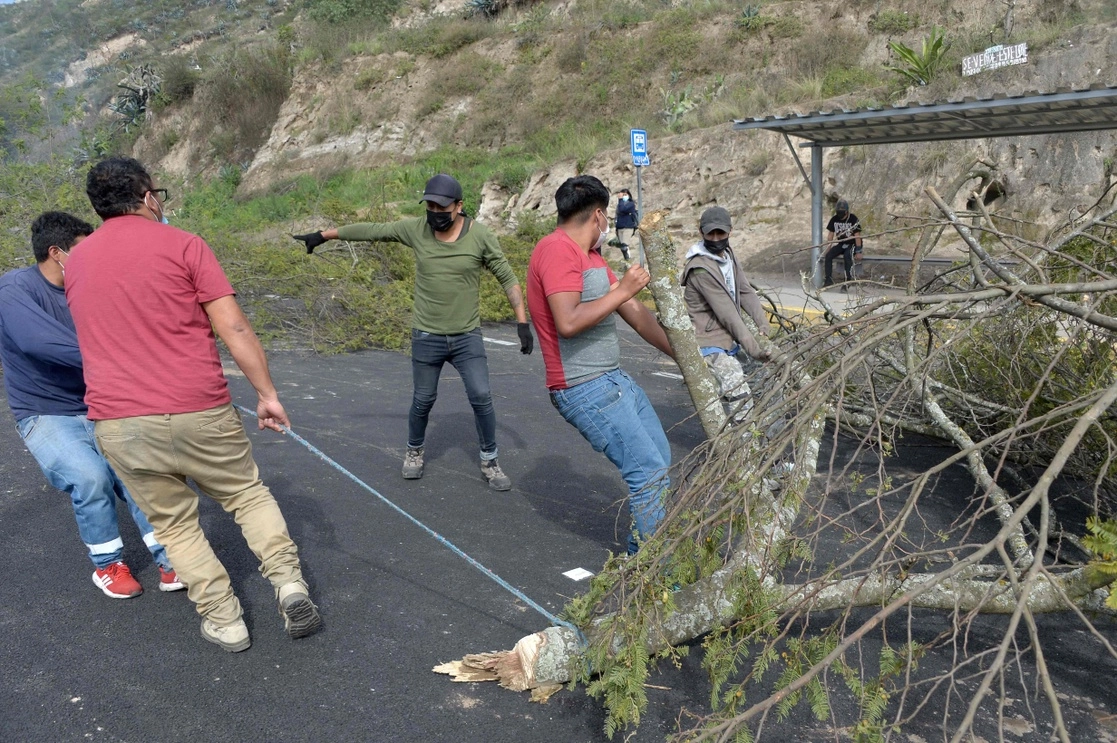 Un grupo de manifestantes bloqueó la carretera Panamericana en la salida norte de Quito con tierra, troncos y neumáticos en llamas, el 27 de octubre de 2021. Foto Afp 