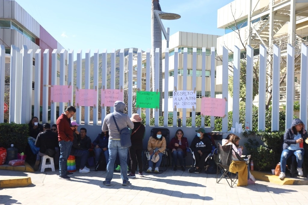 Burócratas y trabajadores despedidos del gobierno del estado tomaron diversas secretarías para pedir la reinstalación de los empleados. Foto Jorge A. Pérez
