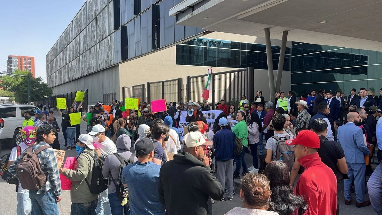 Alrededor de 150 personas de diversos colectivos se manifestaron previa a la llegada de la presidenta Claudia Sheinbaum para exigir solución a la mala calidad de aire que persiste en Monterrey. Foto 