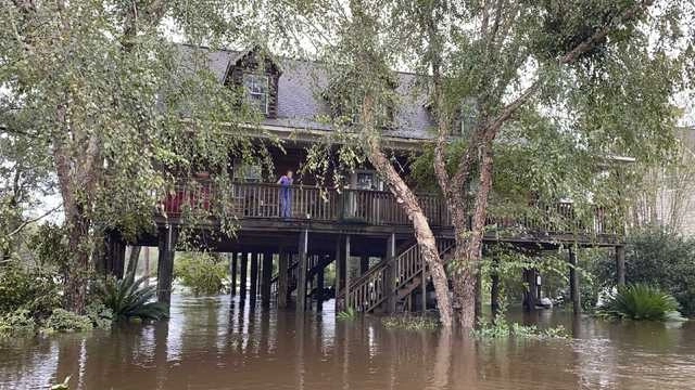 Una mujer espera ser rescatada en East Milton, Florida luego de las inundaciones causadas por el huracán ‘Sally’. Foto Ap