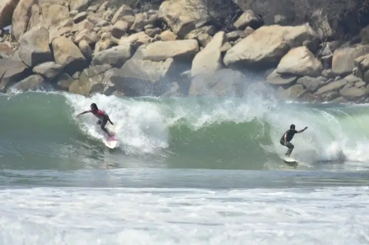 Surfistas en playa Revolcadero. Foto cortesía de Carlos Jiménez Yamamoto