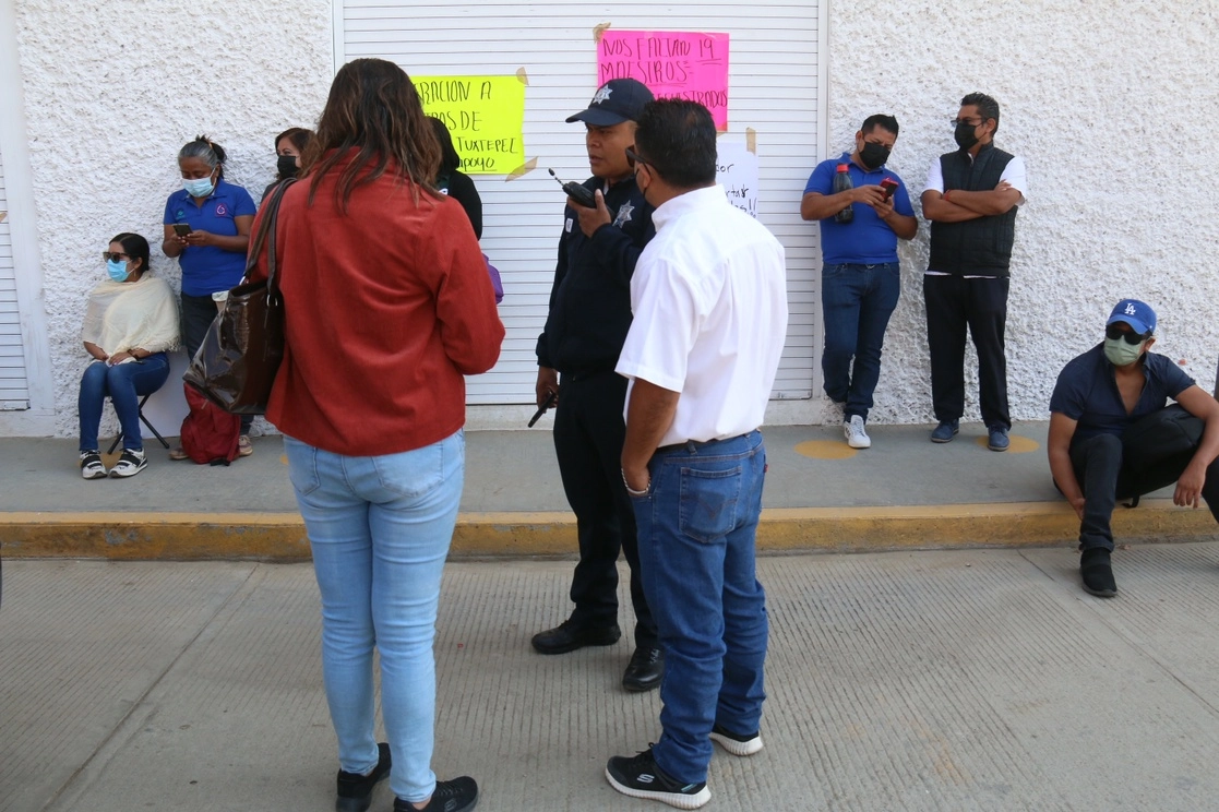 Los trabajadores agremiados al Sutdceo han permanecido 72 horas retenidos y señalan que entre ellos hay personas que padecen enfermedades crónico-degenerativas. Foto Jorge A. Pérez Alfonso
