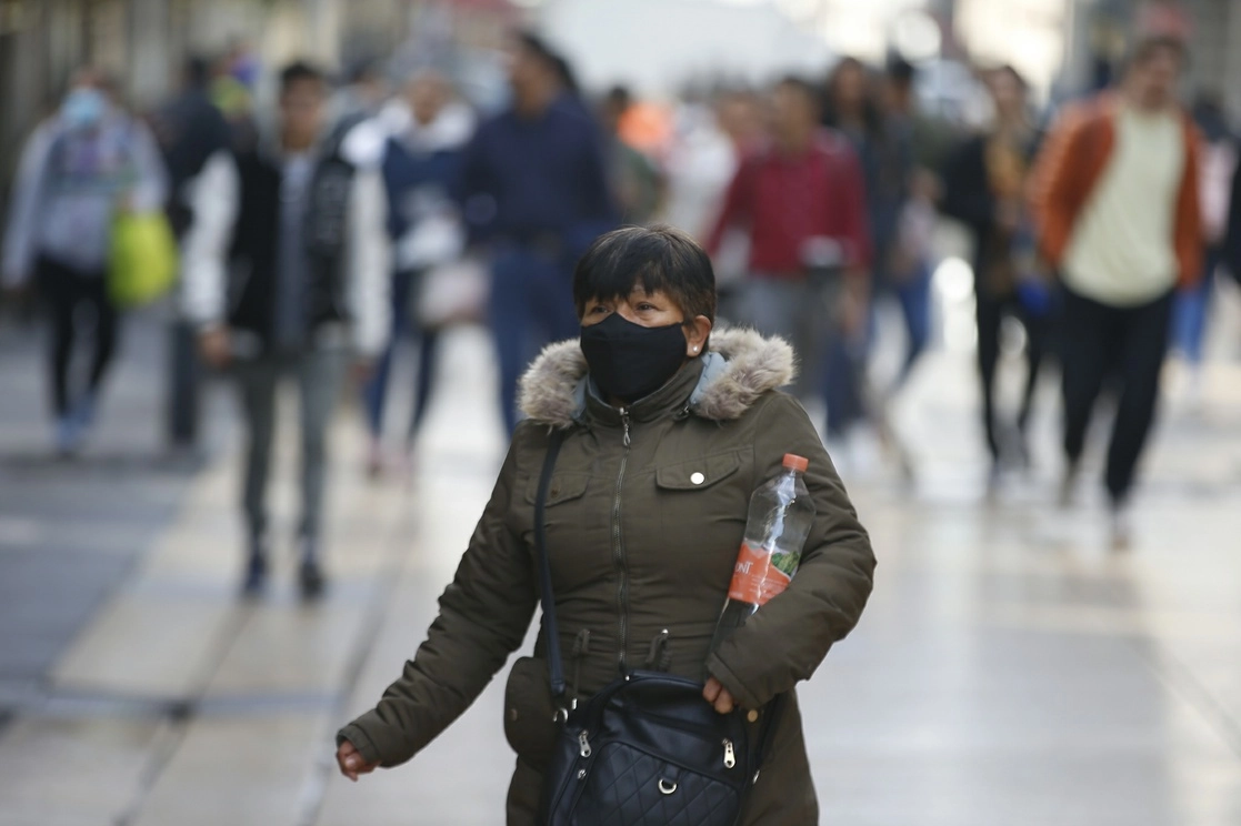 Personas abrigadas por las bajas temperaturas. Foto José Antonio López