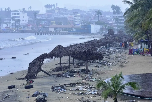 Una playa en Acapulco, Guerrero, tras el paso de 'John'. Foto Cuartoscuro /Archivo