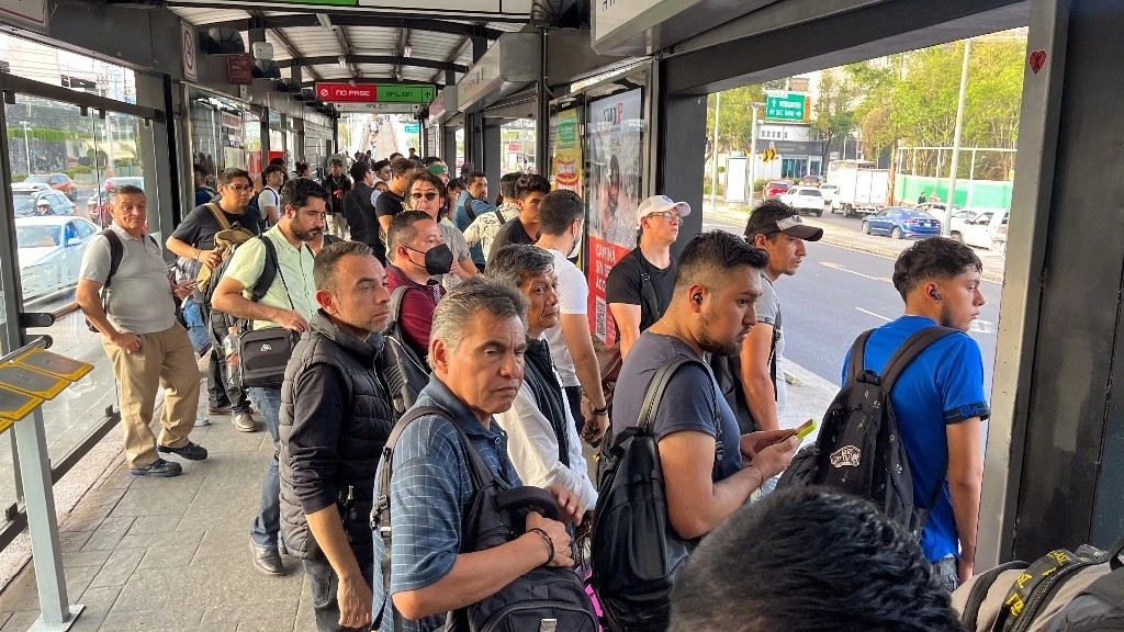 Usuarios en un andén del Metrobús. Foto Pablo Ramos / Archivo