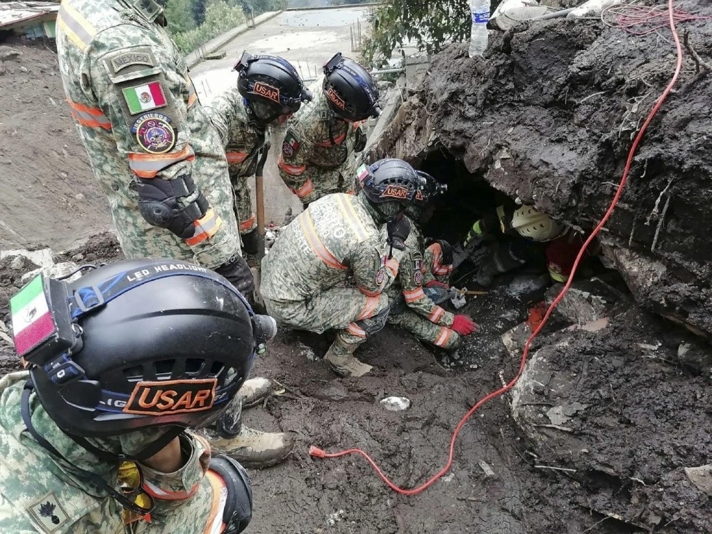 Reanudan los trabajos de búsqueda de las personas atrapadas en una vivienda que fue destruida por el alud de peñascos. Foto Cuartoscuro