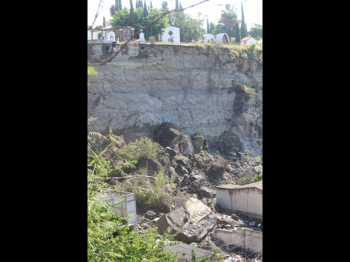 El ayuntamiento anunció que serían reubicadas 70 tumbas de esa parte del panteón, pero algunas de ellas siguen al borde del precipicio. Foto Rubicela Morelos