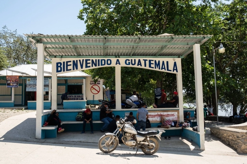 Decenas de migrantes cruzan la frontera con Guatemala por el Río Usumacinta por medio de lanchas para continuar su camino a pie rumbo al norte del territorio mexicano. Foto Cuartoscuro / archivo 