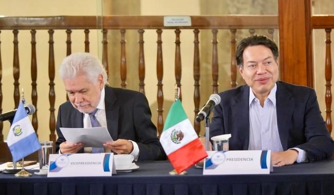 El titular de la SEP, Mario Delgado (der) durante la sesión extraordinaria 2025 del Consejo Directivo del ILCE. Foto 