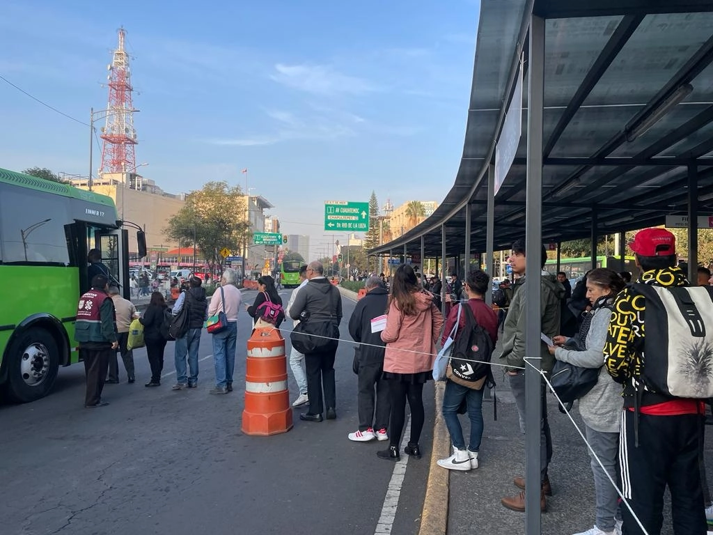Usuarios abordan unidades de apoyo de RTP, al exterior de la estación Balderas de la Línea 1 del Metro, en la Ciudad de México, el 10 de noviembre de 2023. Foto Yazmín Ortega Cortés