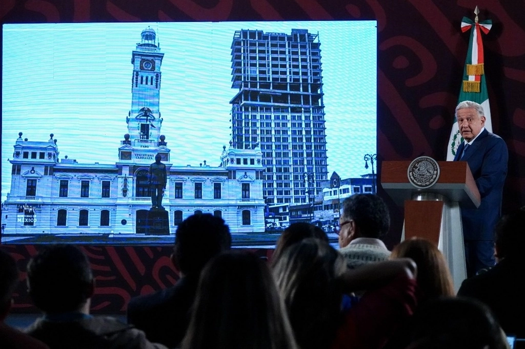 Andrés Manuel López Obrador, presidente de México, señaló que continuarán las acciones legales contra las edificaciones que han violado los reglamentos de construcción y el uso de suelo, como ocurre en el Puerto de Veracruz, con una torre que tiene más pisos de los autorizados. Foto Cuartoscuro 
