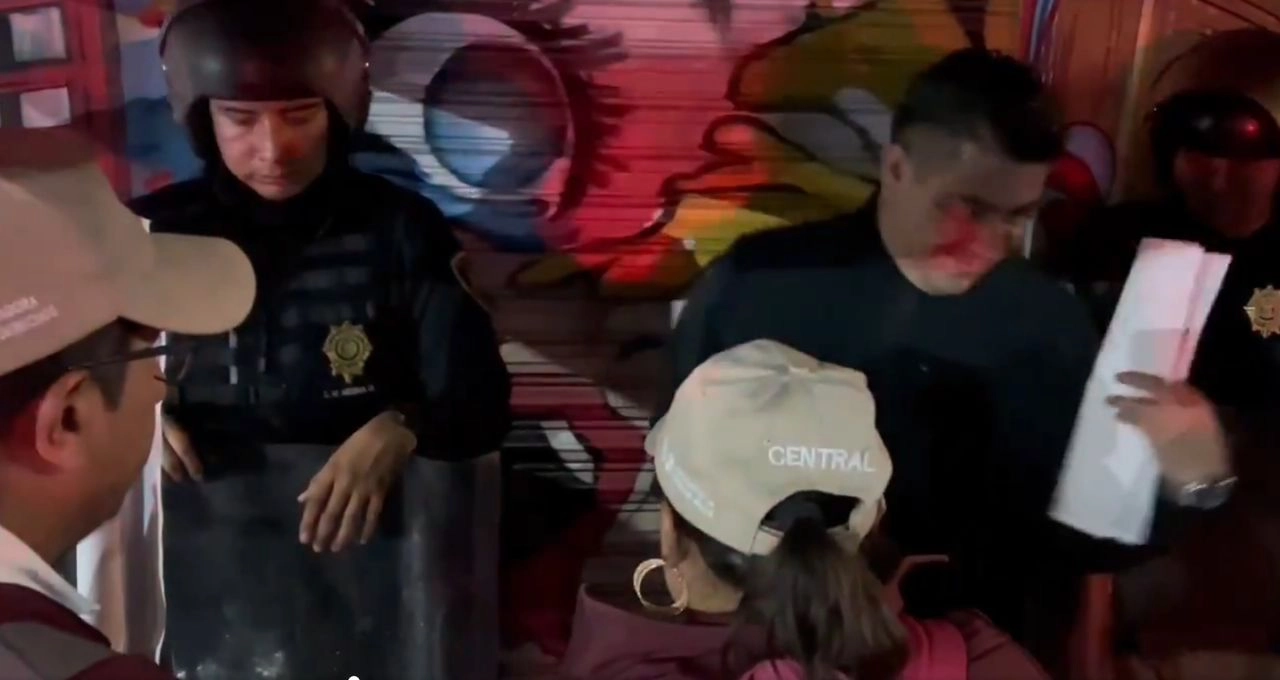 Personal del Invea y elementos policiacos durante una de las revisiones en el operativo 'La noche es de todos'. Foto