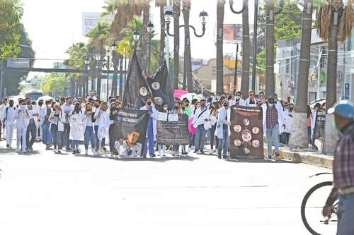 Estudiantes de medicina marcharon ayer en la capital de Durango para exigir justicia por el asesinato del pasante Éric David Andrade, cometido el pasado viernes en el municipio de Pueblo Nuevo, cuando ejercía su labor. Foto Saúl Maldonado

