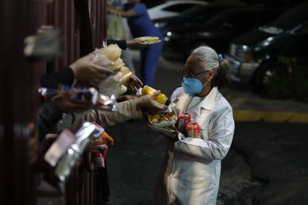 Capitalinos, mexiquenses, policías, universitarios y demás personas de la sociedad civil repartieron café, pan y agua a los familiares de las victimas y a personal que ha atendido la tragedia.