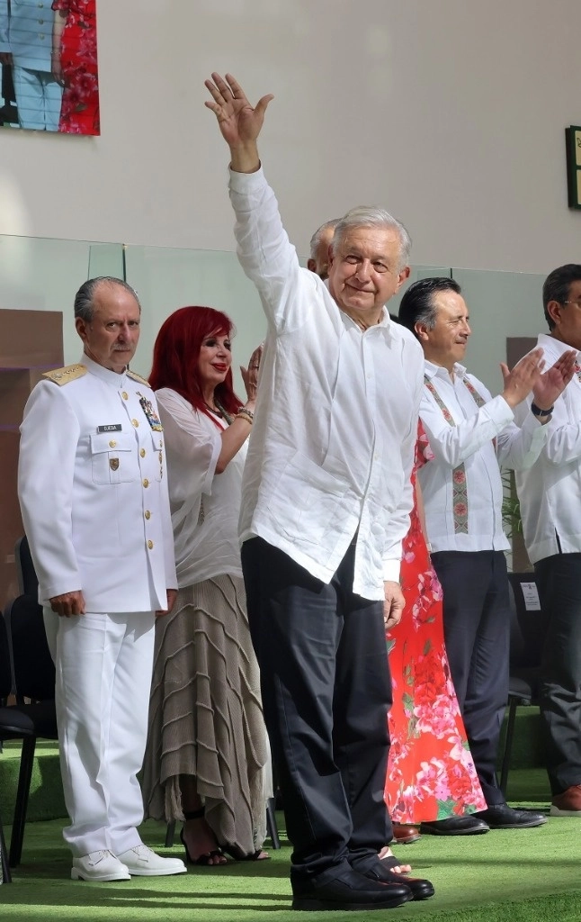 El presidente Andrés Manuel López Obrador expresó en QR: "deseo con toda mi alma que continúe la transformación con cambio". A la nueva terminal aérea arribó un avión procedente del AIFA. Foto Presidencia
