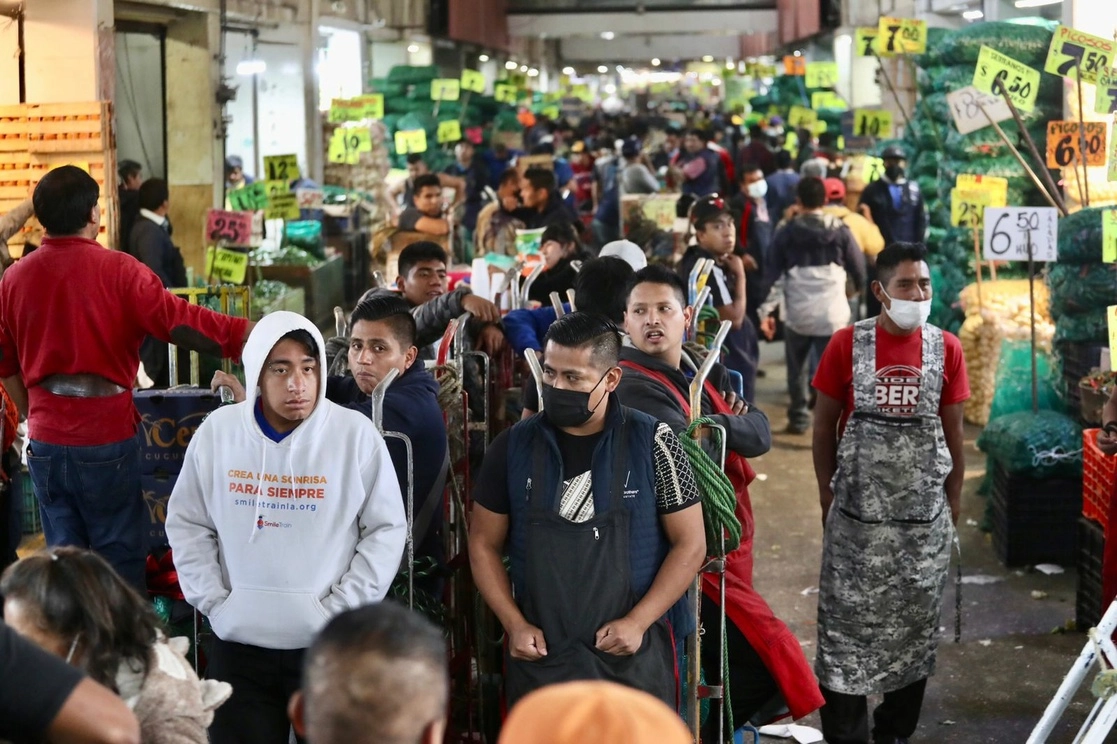 Vendedores y trabajadores de la Central de Abastos de la Ciudad de México ofertan sus productos, el 15 de febrero de 2022. Foto Luis Castillo