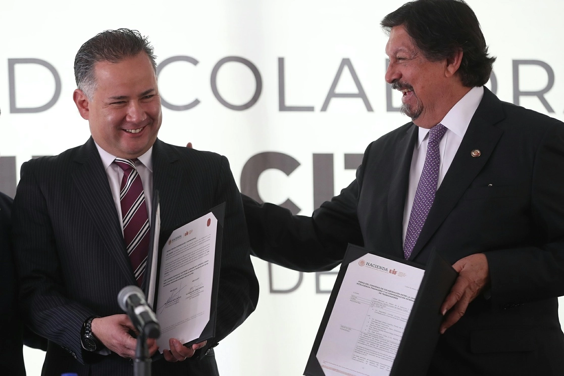 Santiago Nieto, titular de la UIF, y el senador Napoleón Gómez Urrutia, representante de la Confederación Internacional de Trabajadores, en la firma del convenio a favor de la transparencia sindical. Foto José Antonio López