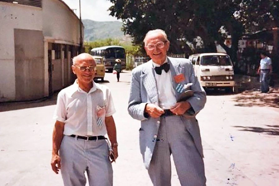Los economistas Milton Friedman (izq.) y Friedrich Hayek (der.) en una imagen sin fechar. Foto