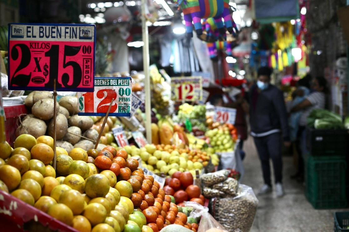 Venta de frutas y verduras en el mercado Martínez de la Torre, en la colonia Guerrero, Ciudad de México. Foto Yazmín Ortega Cortés 