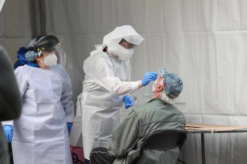 La Secretaría de Salud de la Ciudad de México realiza pruebas para identificar casos positivos de Covid-19. En la imagen, un módulo afuera de la estación Etiopía del Metro. Foto María Luisa Severiano