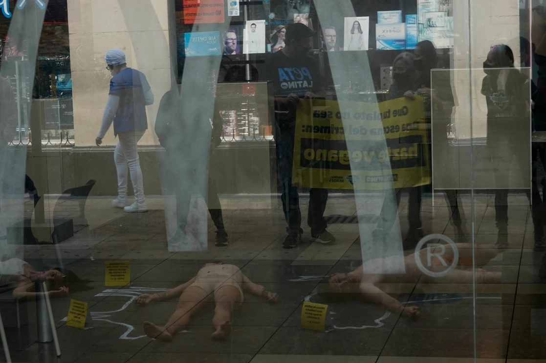 Activistas realizaron el performance “Que tu plato no sea una escena del crimen”, para sensibilizar a los transeúntes sobre la crueldad con la que son sometidos los animales, en la calle de Motolinia en el Centro Histórico capitalino, el 18 de junio de 2022. Foto Cuartoscuro
