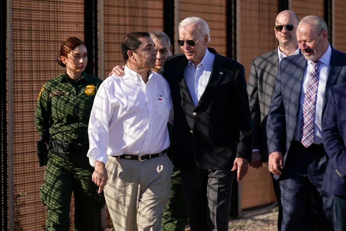 El presidente de EU, Joe Biden, y el representante demócrata por Texas, Henry Cuéllar, en la frontera entre Estados Unidos y México en El Paso, Texas. Foto Ap