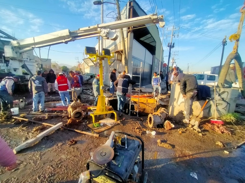 En la zona afectada también colabora personal de la Comisión del Agua del estado de México (Caem), auxiliados con un camión de succión que extrae el agua que se acumula en la excavación. Foto Silvia Chávez
