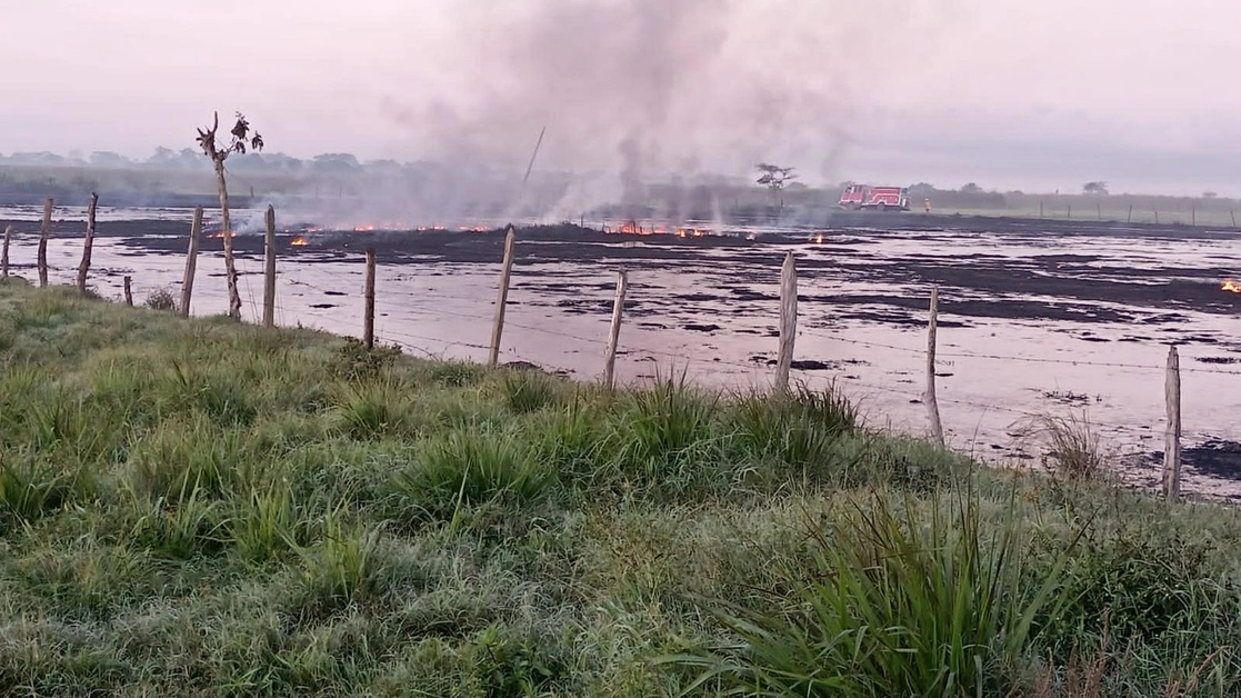 Tras ser controlado el incendio, no existe riesgo para las casas cercanas y debido a ello la población que vive en los alrededores del lugar “ya regresó a sus viviendas sin peligro alguno”. Foto tomada del Twitter de @ProcivilTabasco