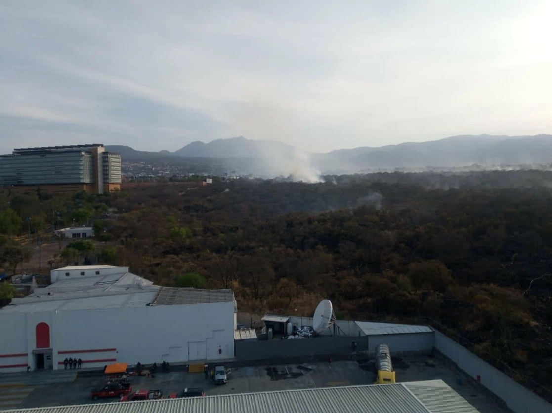 Bomberos de la CDMX reportaron que el incendio del predio Los Encinos esta controlado a un 80%. Foto @Bomberos_CDMX